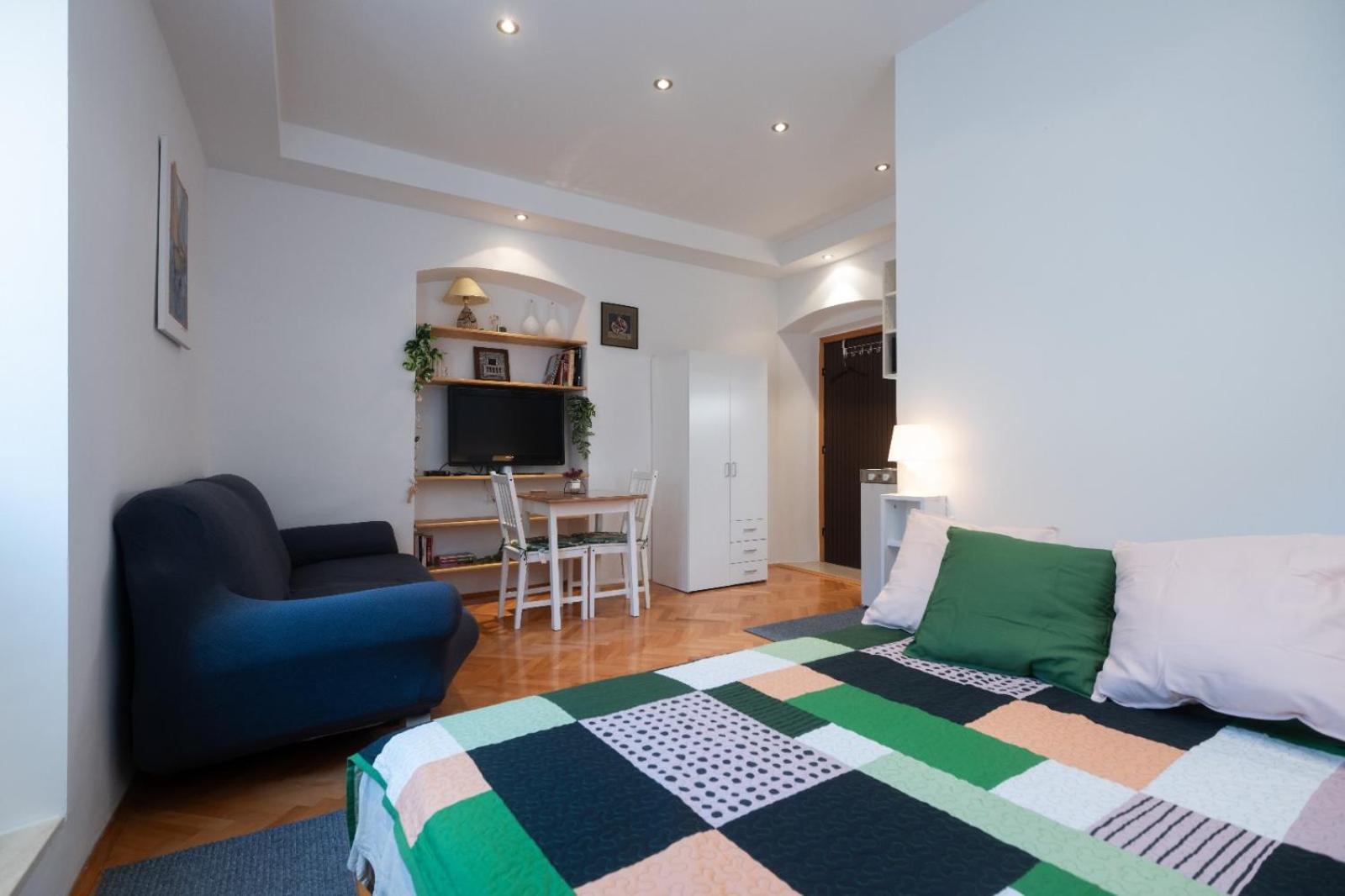 Old Town Apartment *